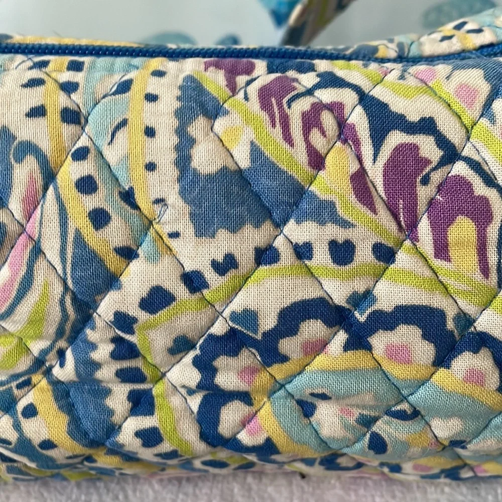 Small Vera Bradley purse with coin purse. - Picture 8 of 8